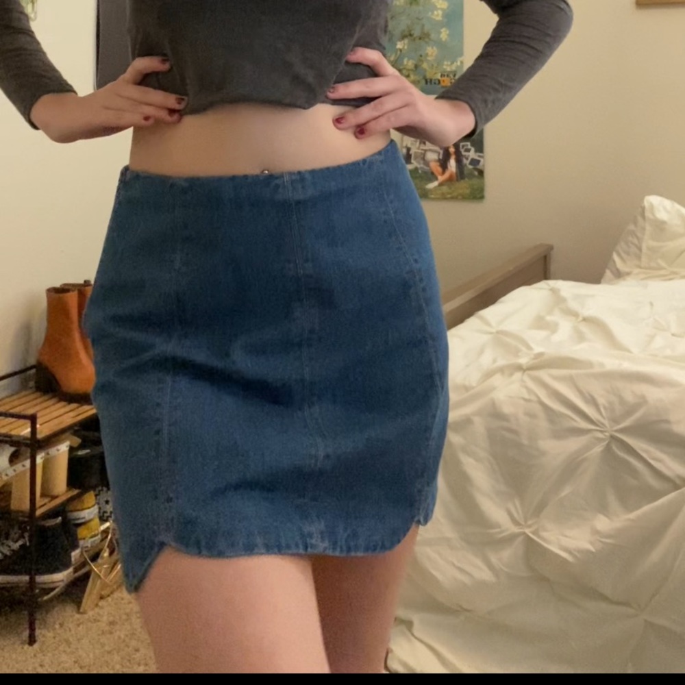 Super cute HIGH-waisted denim skirt (SIZE L) I am (140lbs) brand: LULUS
